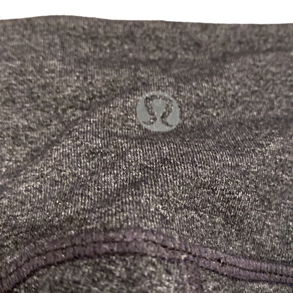 LuLuLemon Cropped feather embossed Leggings 6 Black Vintage - Picture 9 of 13